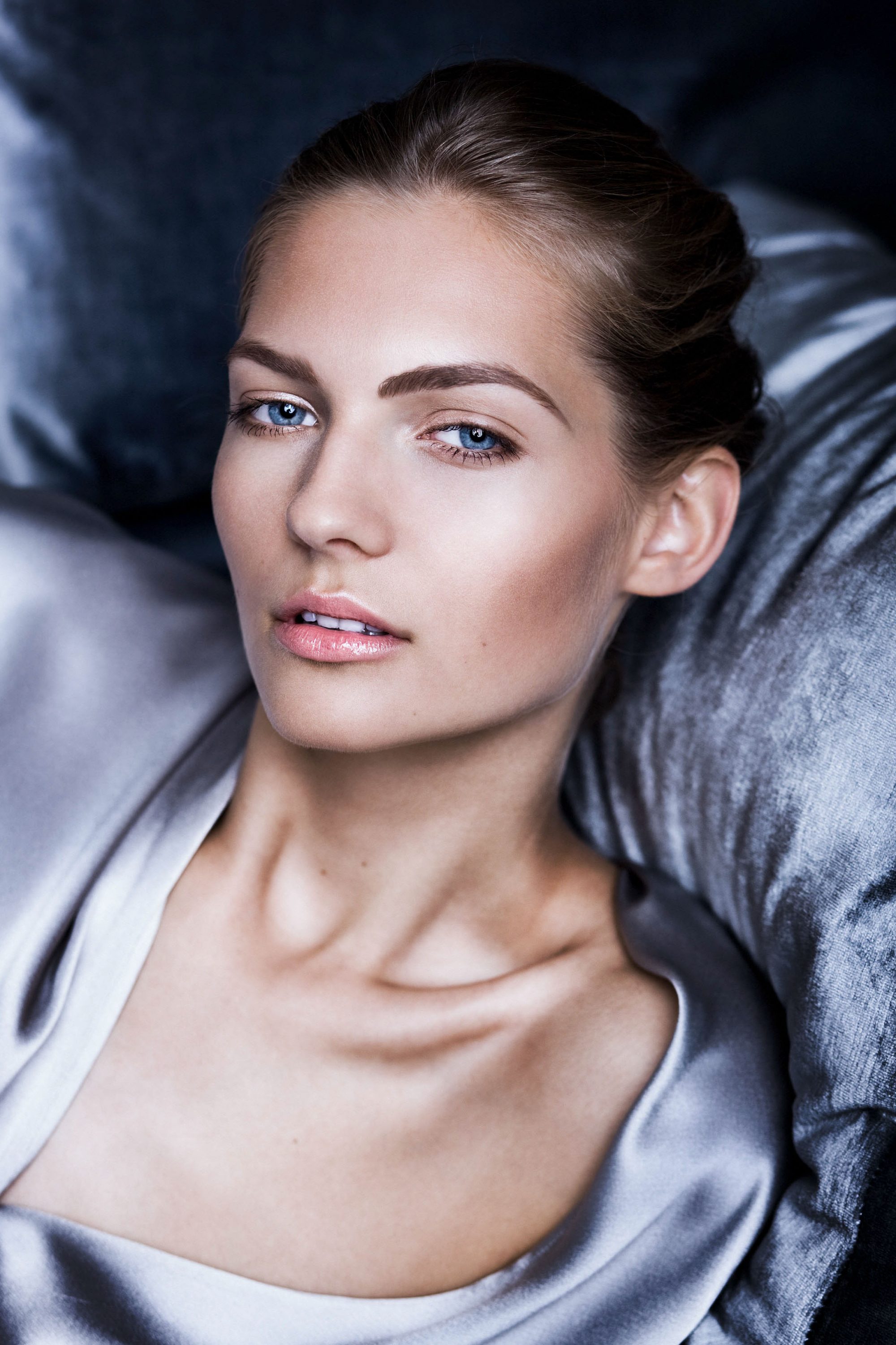 urs-kuester-fotograf-people-portrait-blue-silk