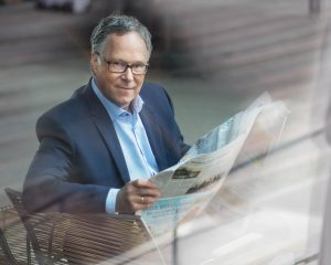 Portrait mit Zeitung von Wolf Achim Wiegand/ FDP