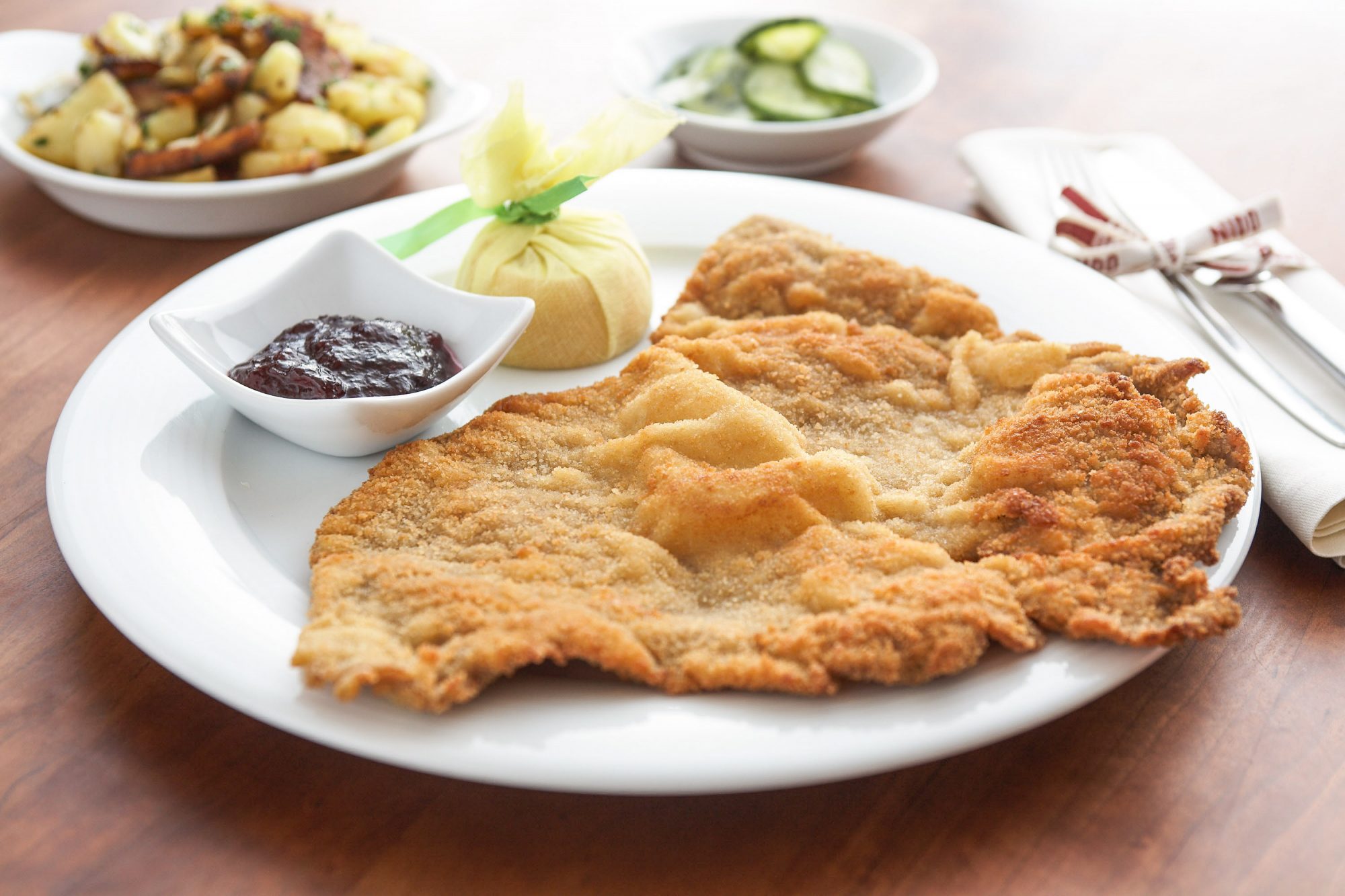 wiener-schnitzel-mit-gurkensalat-bratkartoffeln