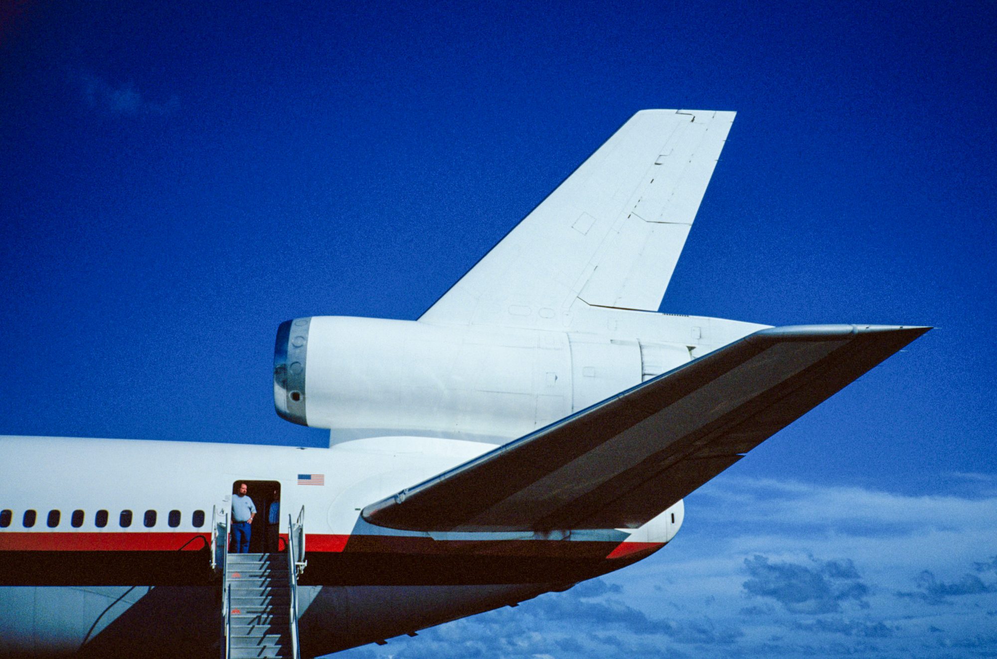 Flugzeug-heck-mit-hoehenruder-und-turbine