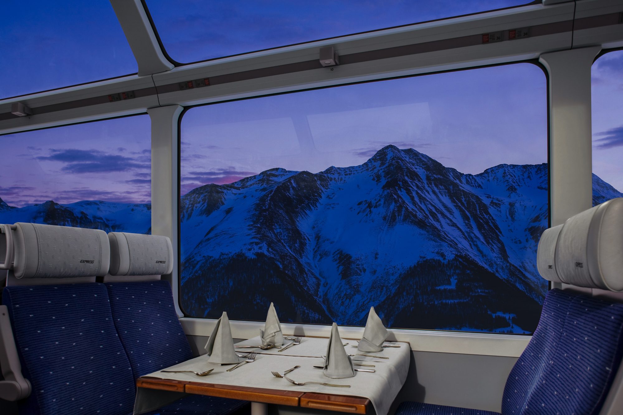 bahn-fahrt-panoramablick-durch-die-alpen-blaue-stunde
