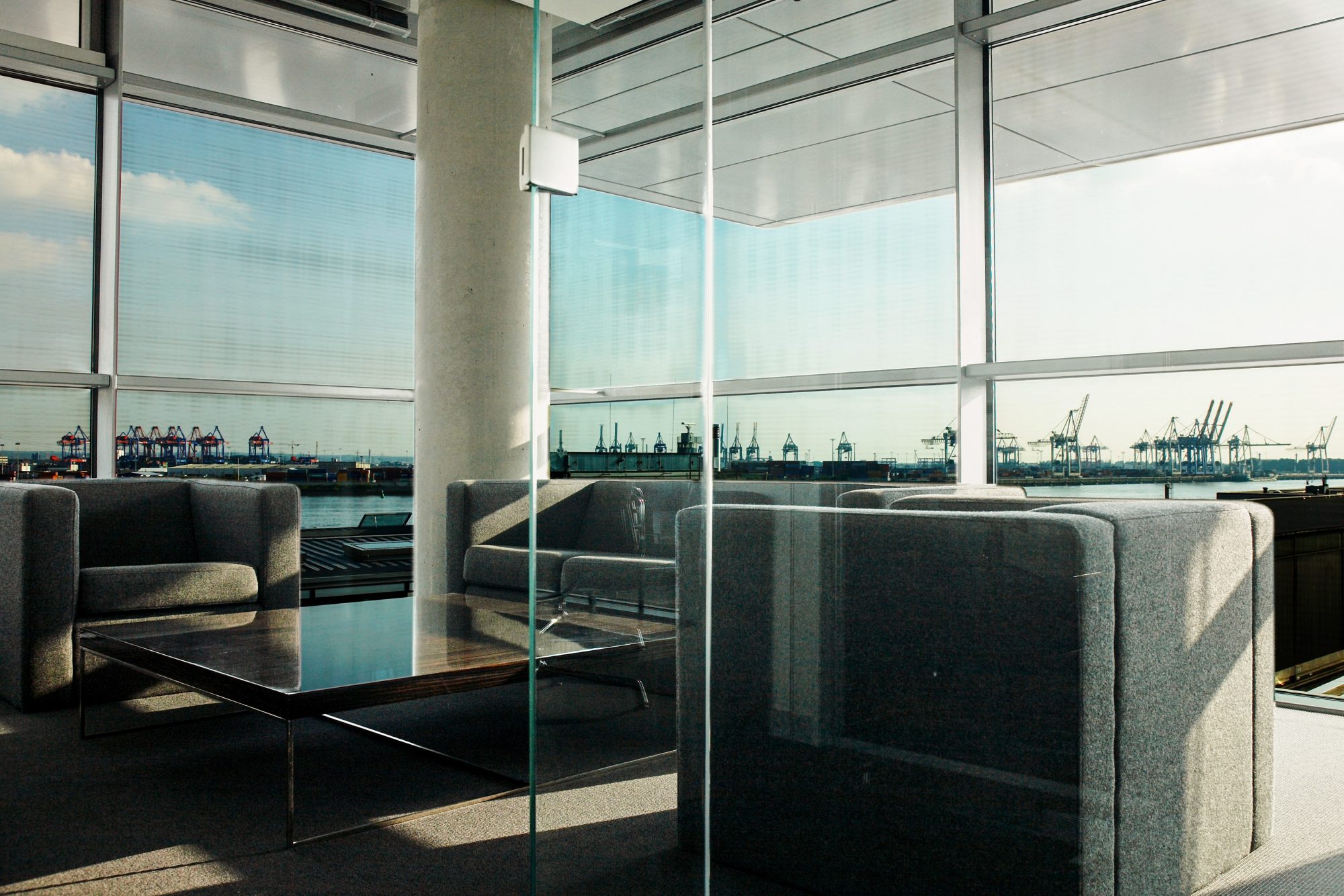 buero-lounge-chef-zimmer-glas-interior-hafen