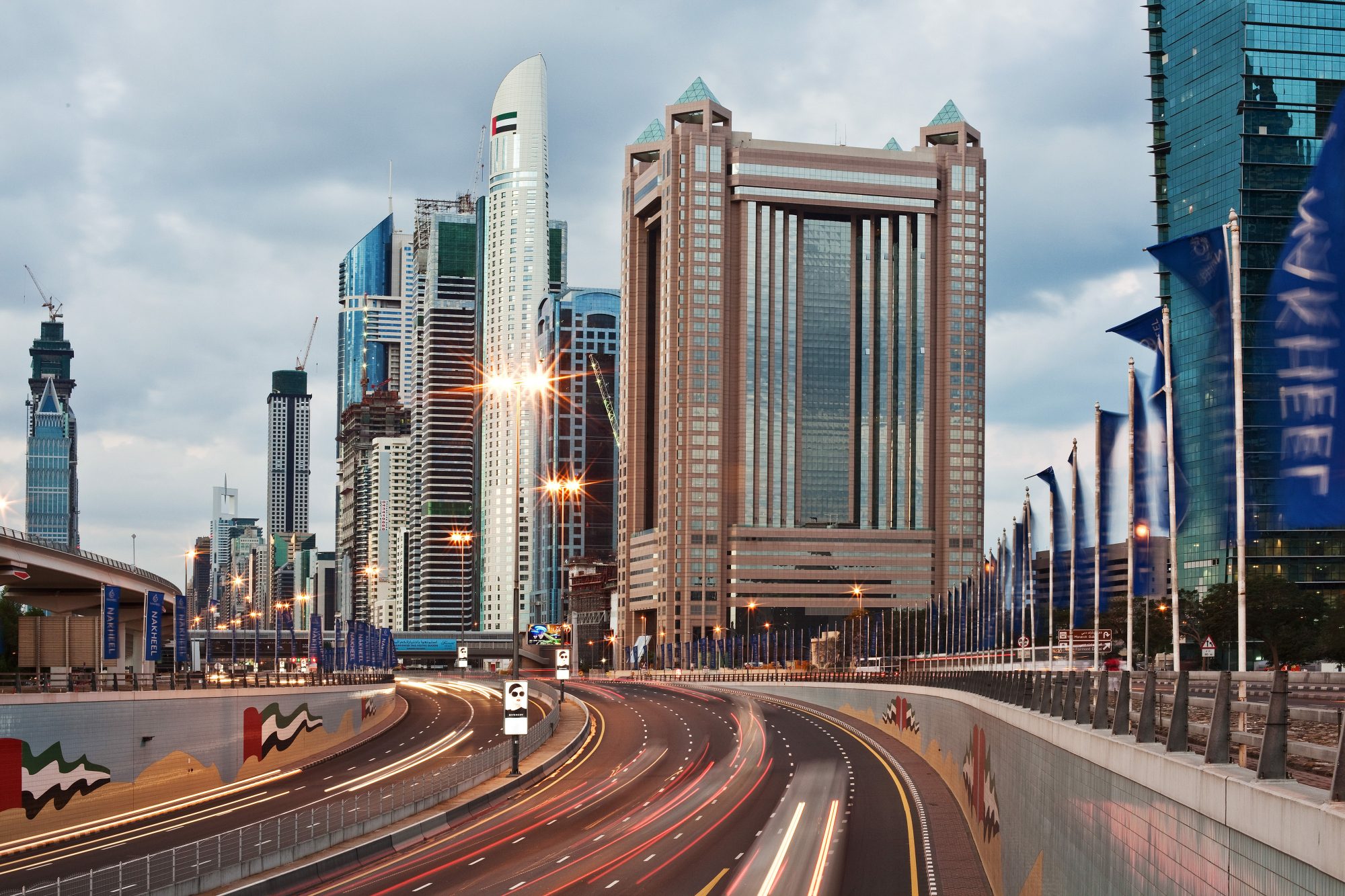 dubai-city-verkehr-strasse