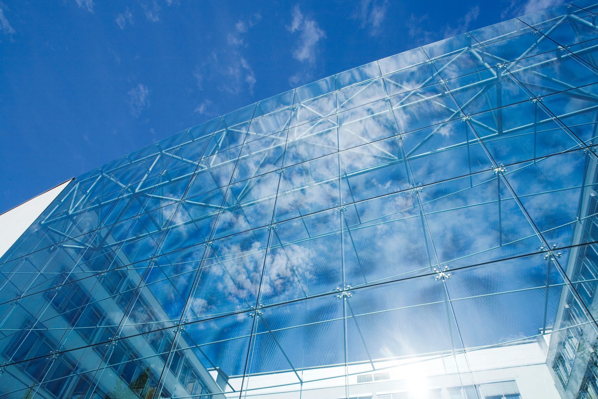 glas-fassade-architektur-traeger-konstruktion-blau
