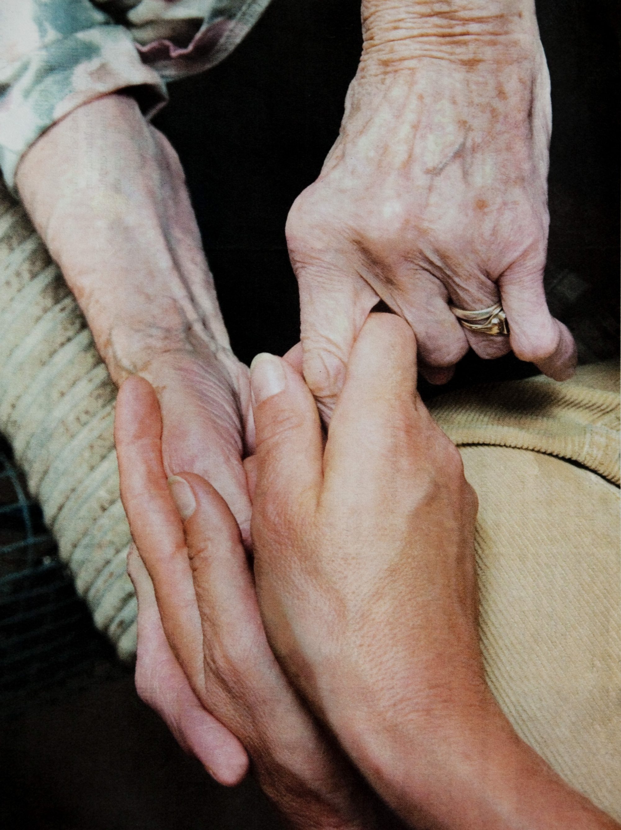 haende-alt-jung-fürsorge-pflege