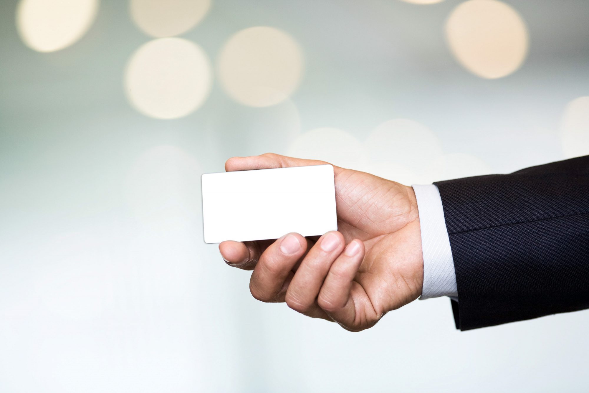 hand-kreditkarte-mock-up-hintergrund