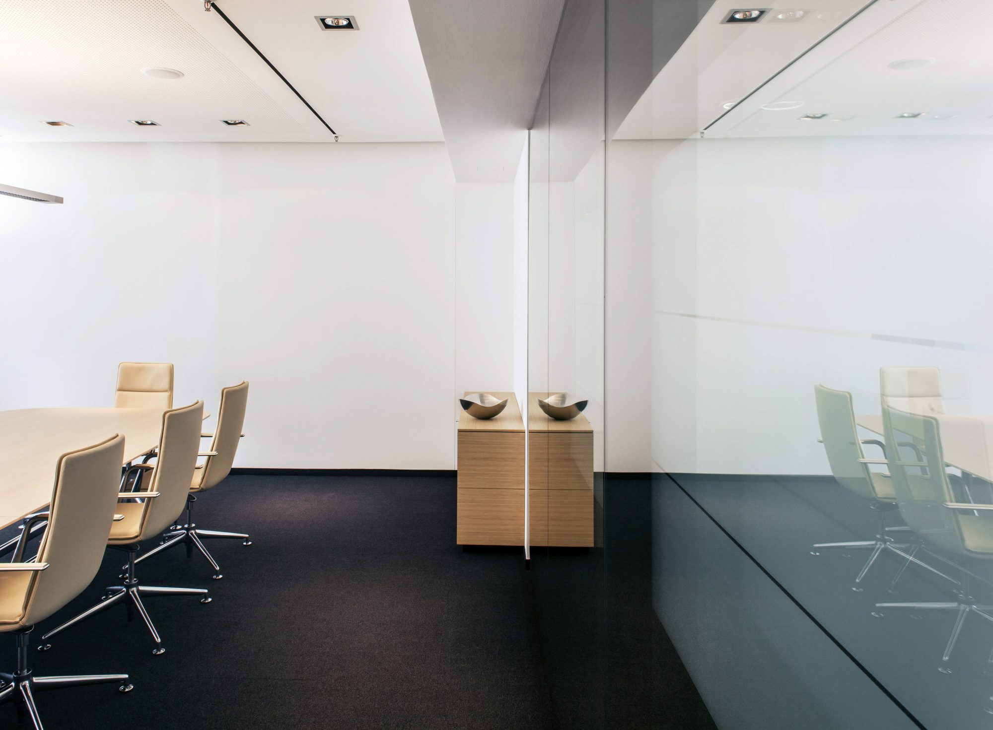 interior-konferenzraum-tisch-stuehle-glas