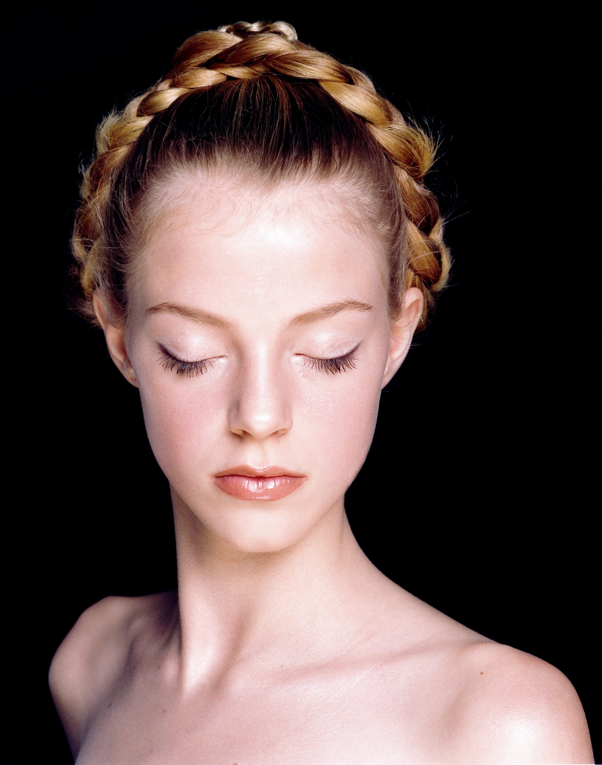 junges-reines-maedchen-mit-schöner-haut-geflochtenem-haar