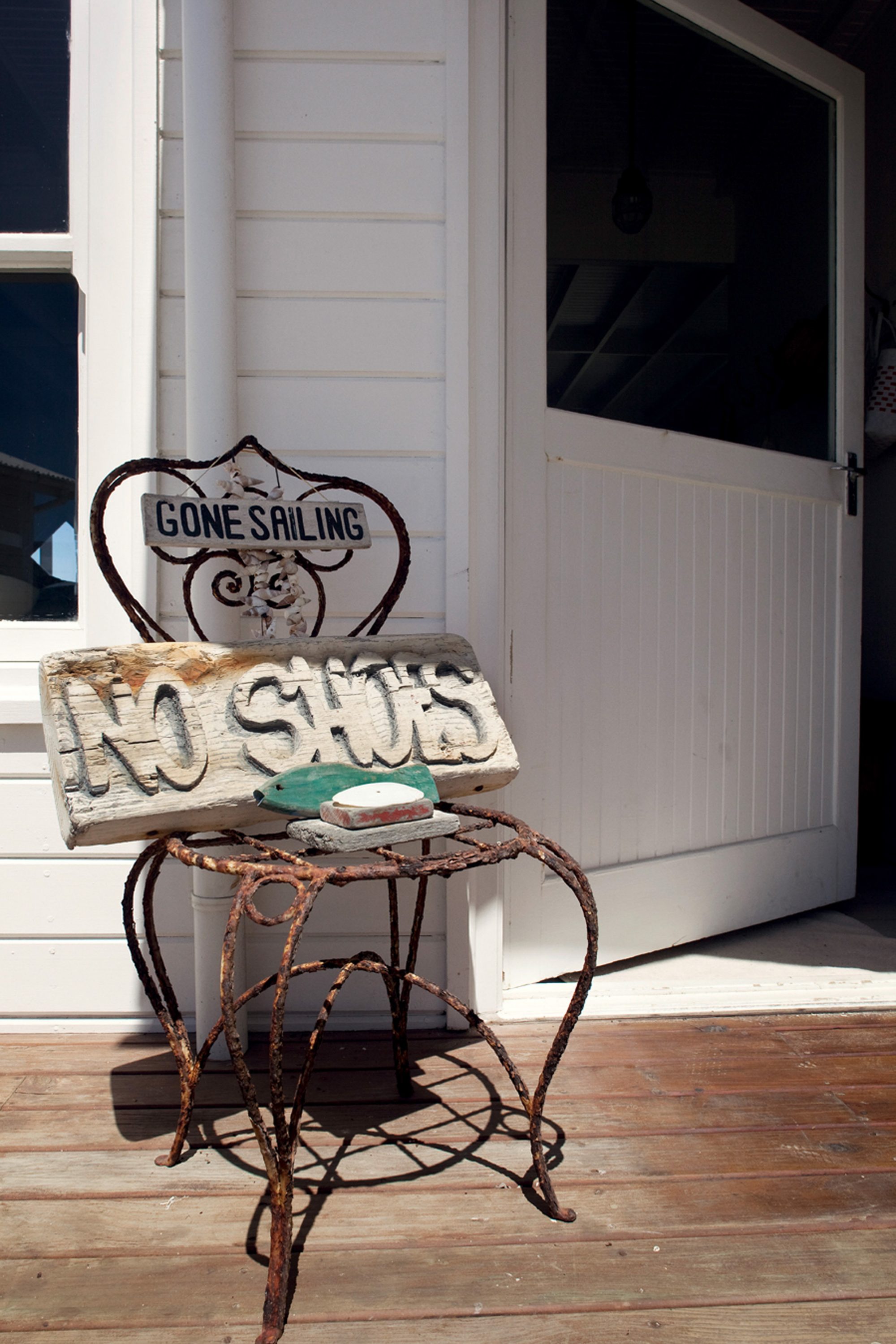 keine-schuhe-bitte-schild-treibholz
