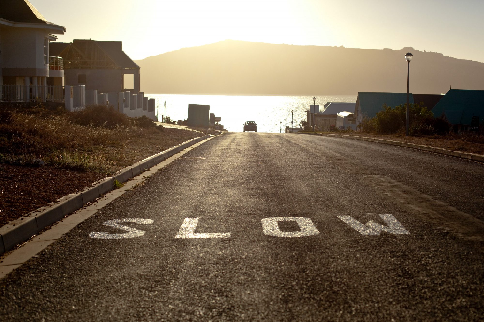 langsam-dem-sonnenuntergang-entgegen-straße-zum-see
