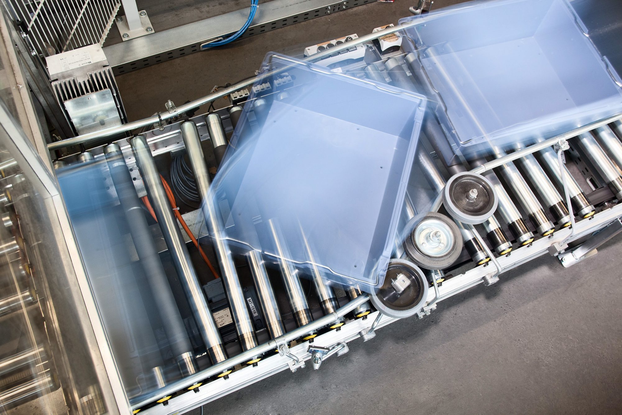 logistik-förderband-transportschalen-in-bewegung