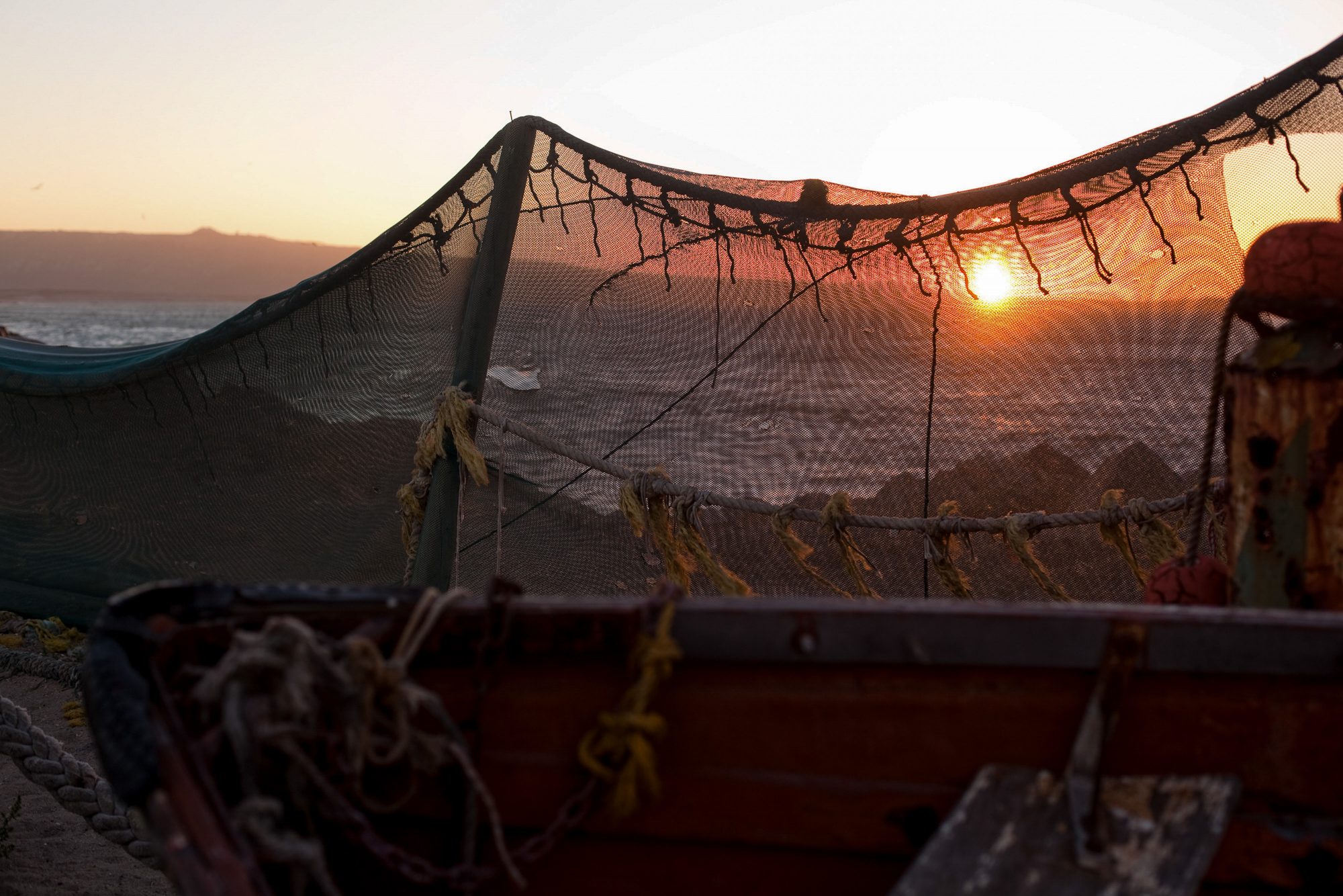 maritim-fischernetz-boote-sonnenuntergang