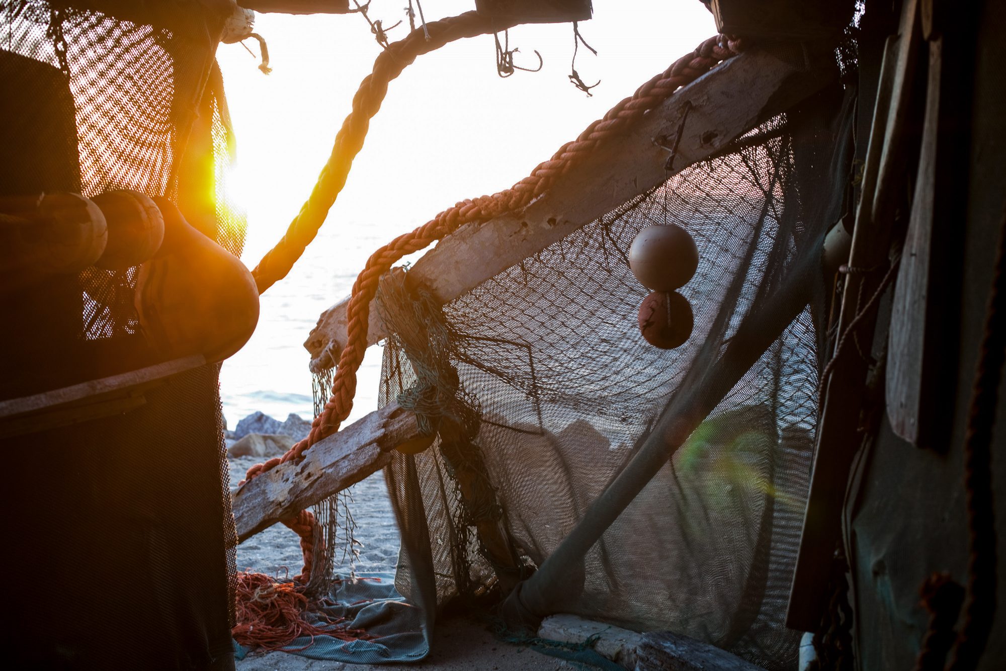 maritim-hoehle-fischernetze-sonnenuntergang