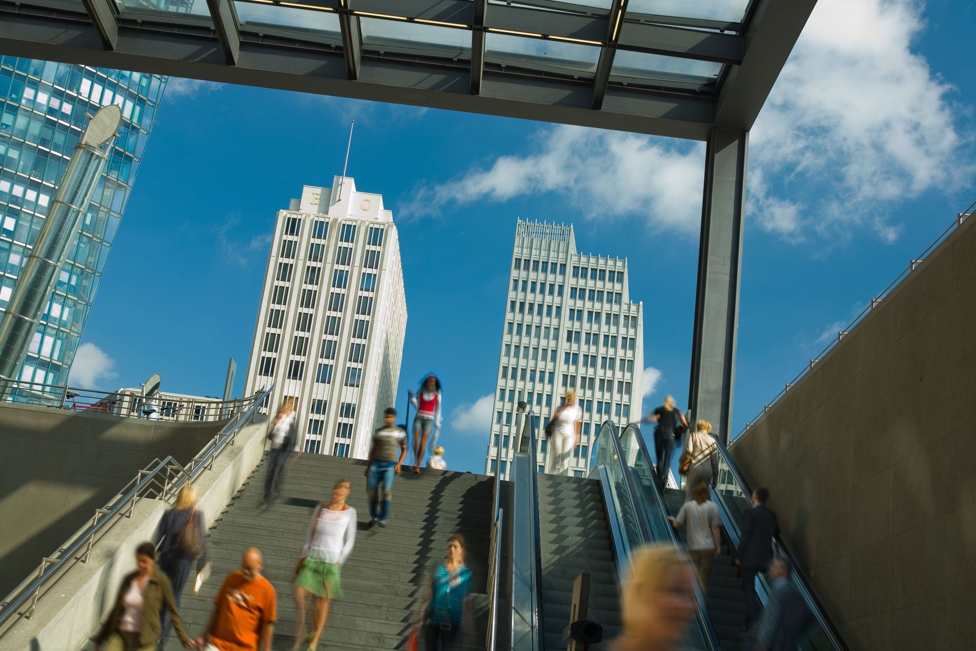 menschen-am-bahnhof-potzdammer-platz