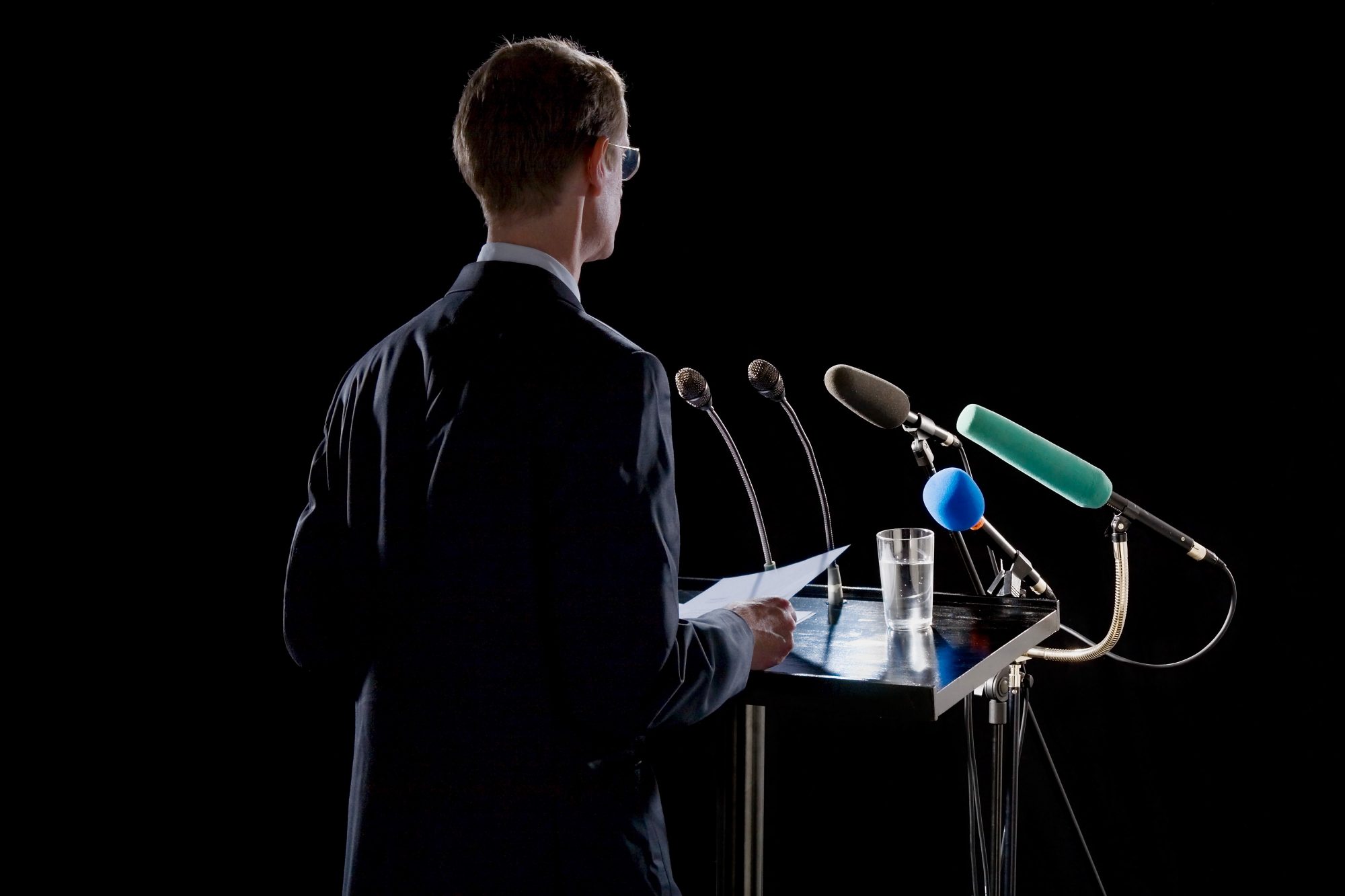 redner-pult-mikrophone-im-fokus