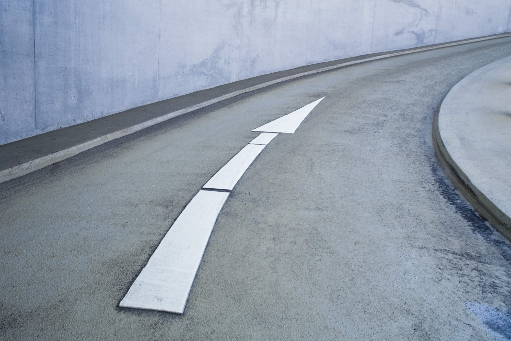 strasse-pfeil-beton-aufstrebend