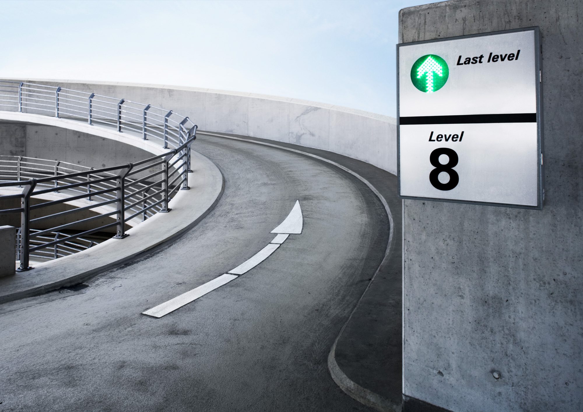 strasse-pfeil-beton-aufstrebend_1