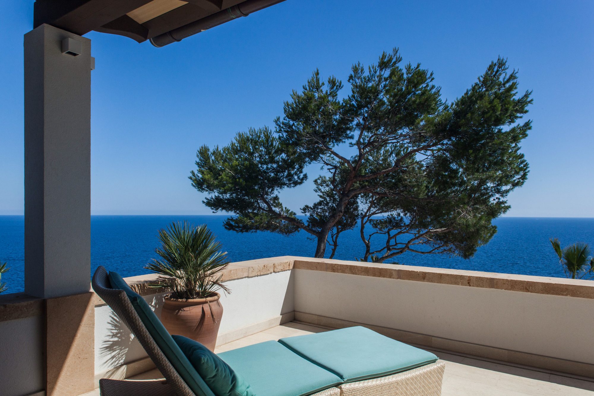 terasse-liege-am-mittelmeer