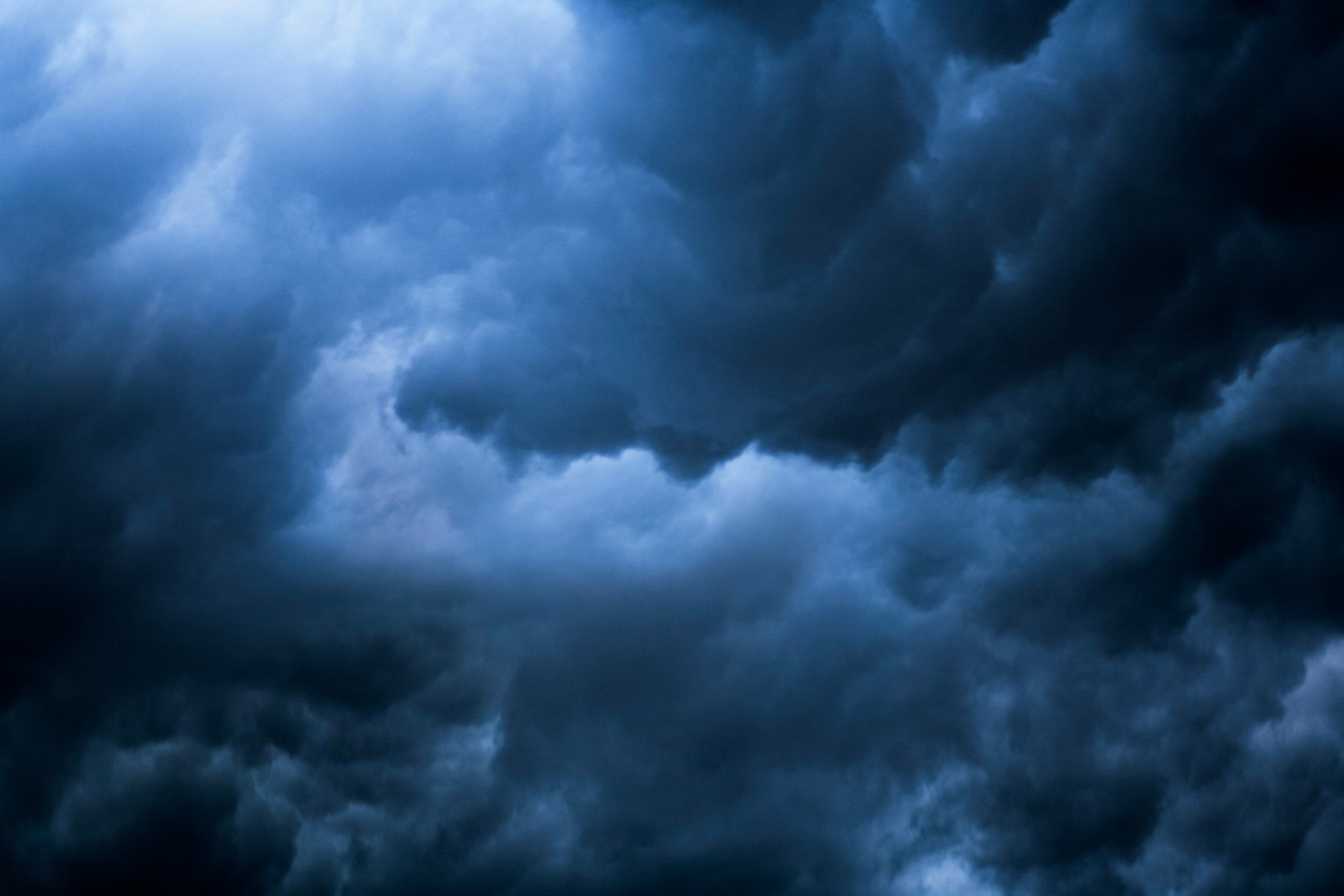 tief-gewitter-wolken-formation-unwetter-