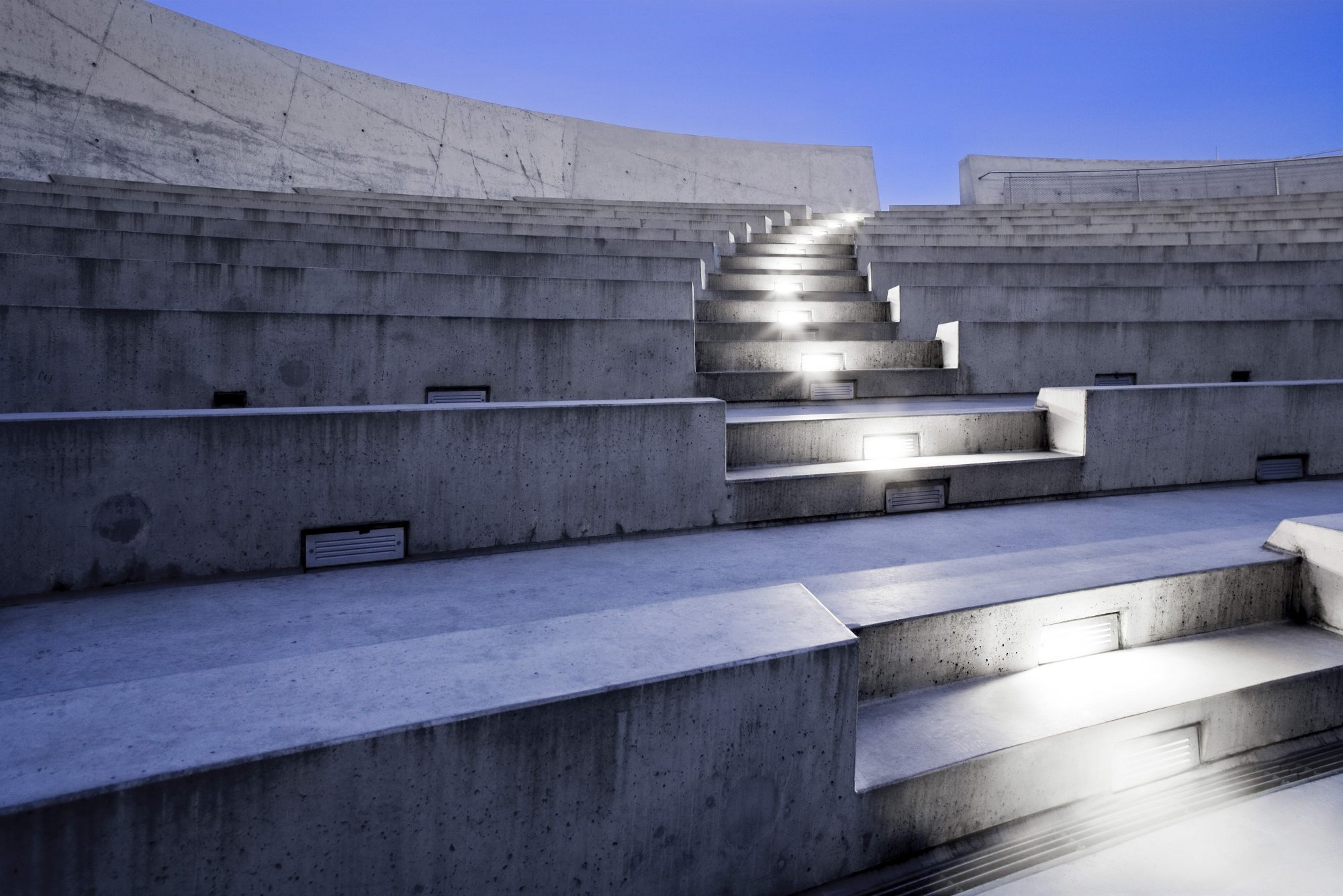 treppe-stufen-nach-oben-aufstrebend-lichtstimmung