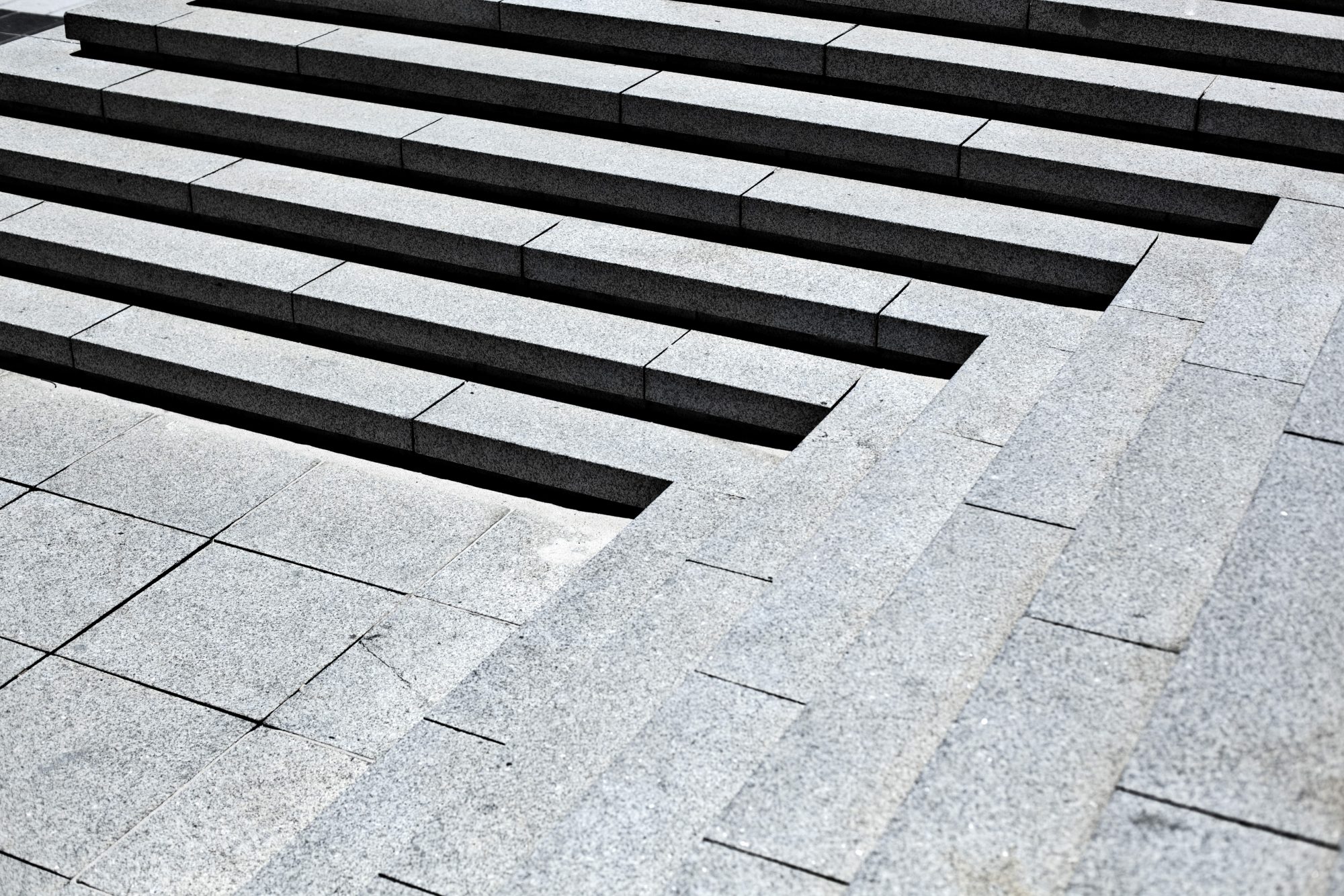 treppen-stufen-granit-licht-schatten