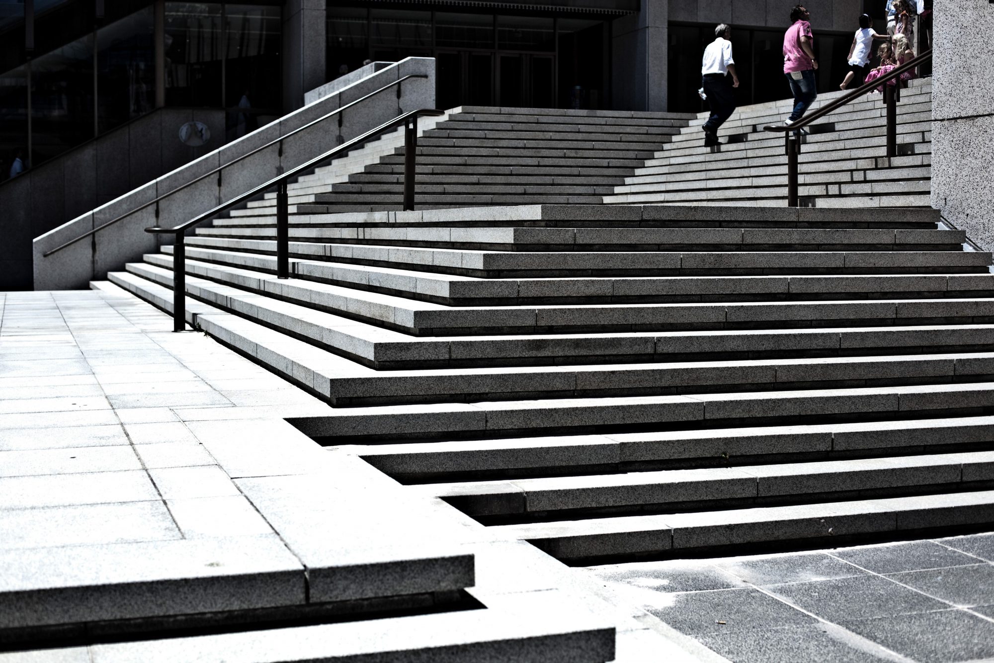 treppen-stufen-menschen-licht-schatten