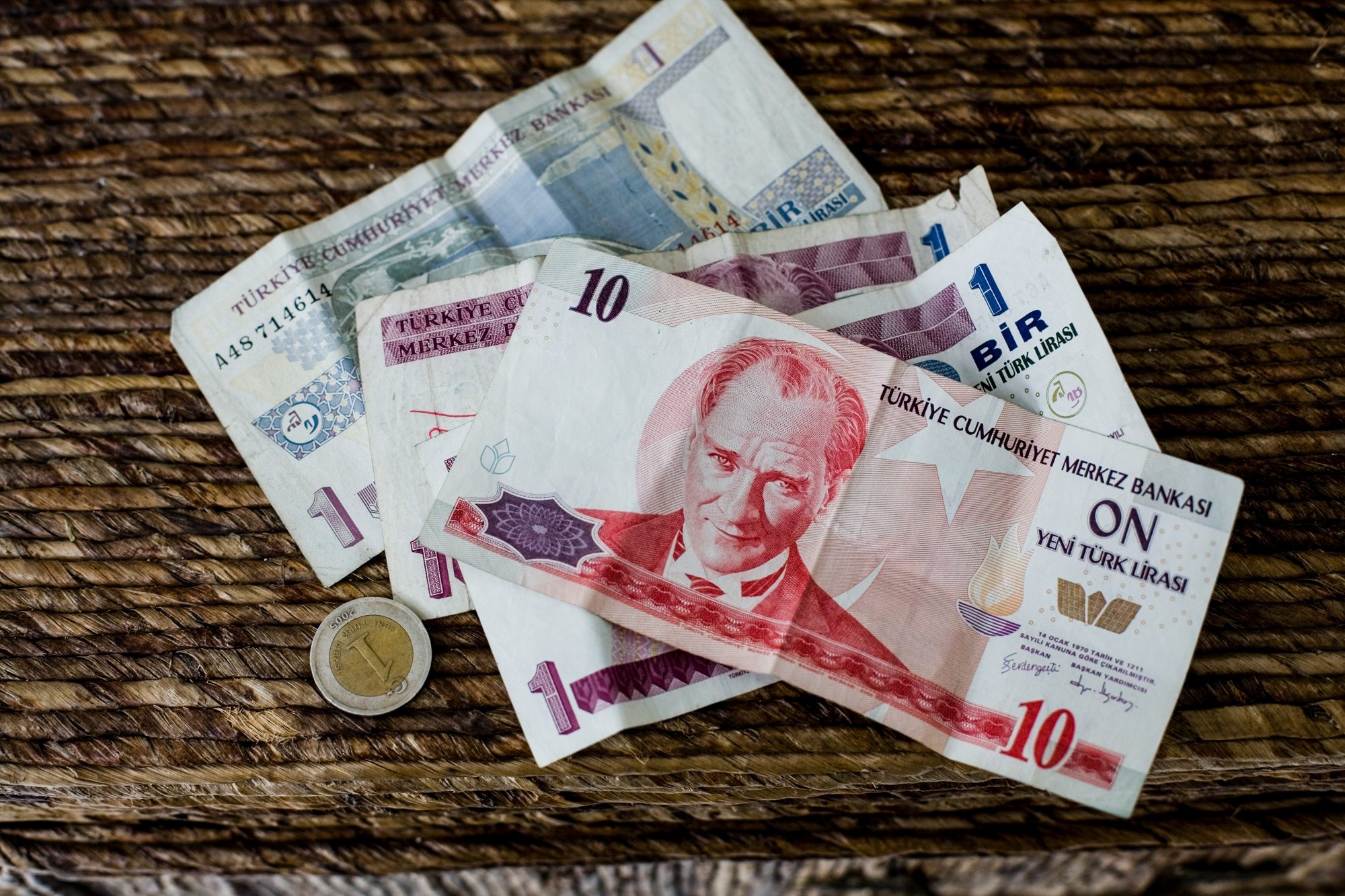 tuerkische-lira-waehrung-geld-scheine-muenzen-ataturk-kontafei