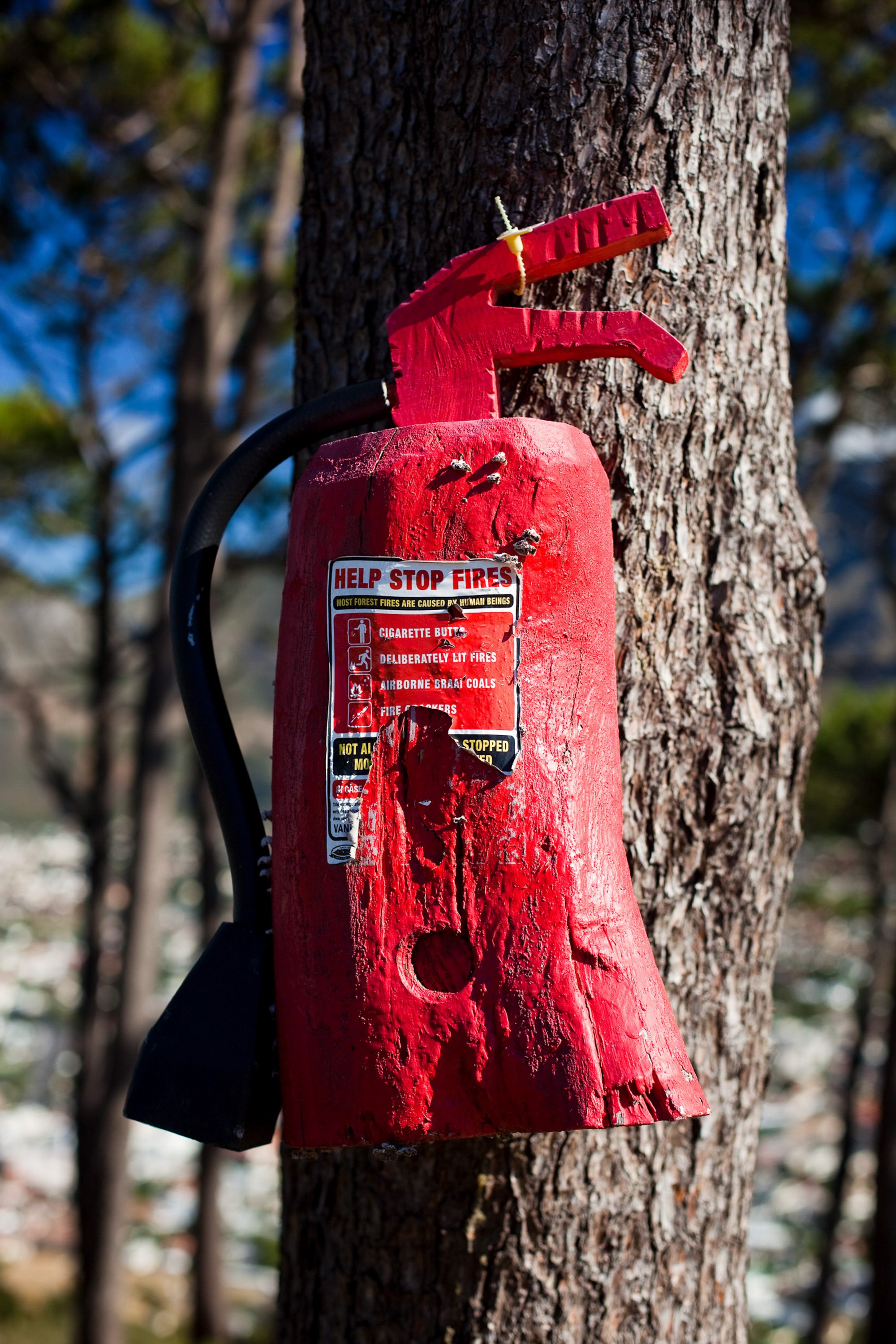 waldbrand-warnung-hinweis-skulptur-feuerloescher-aus-holz