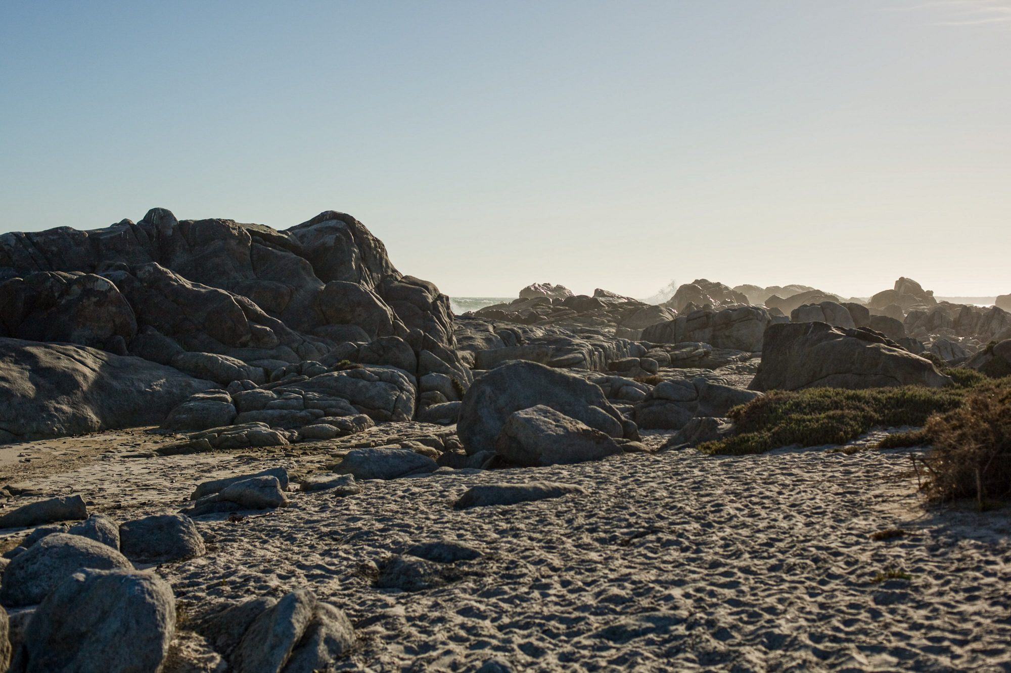 Felsen-strand-meer-gegenlicht