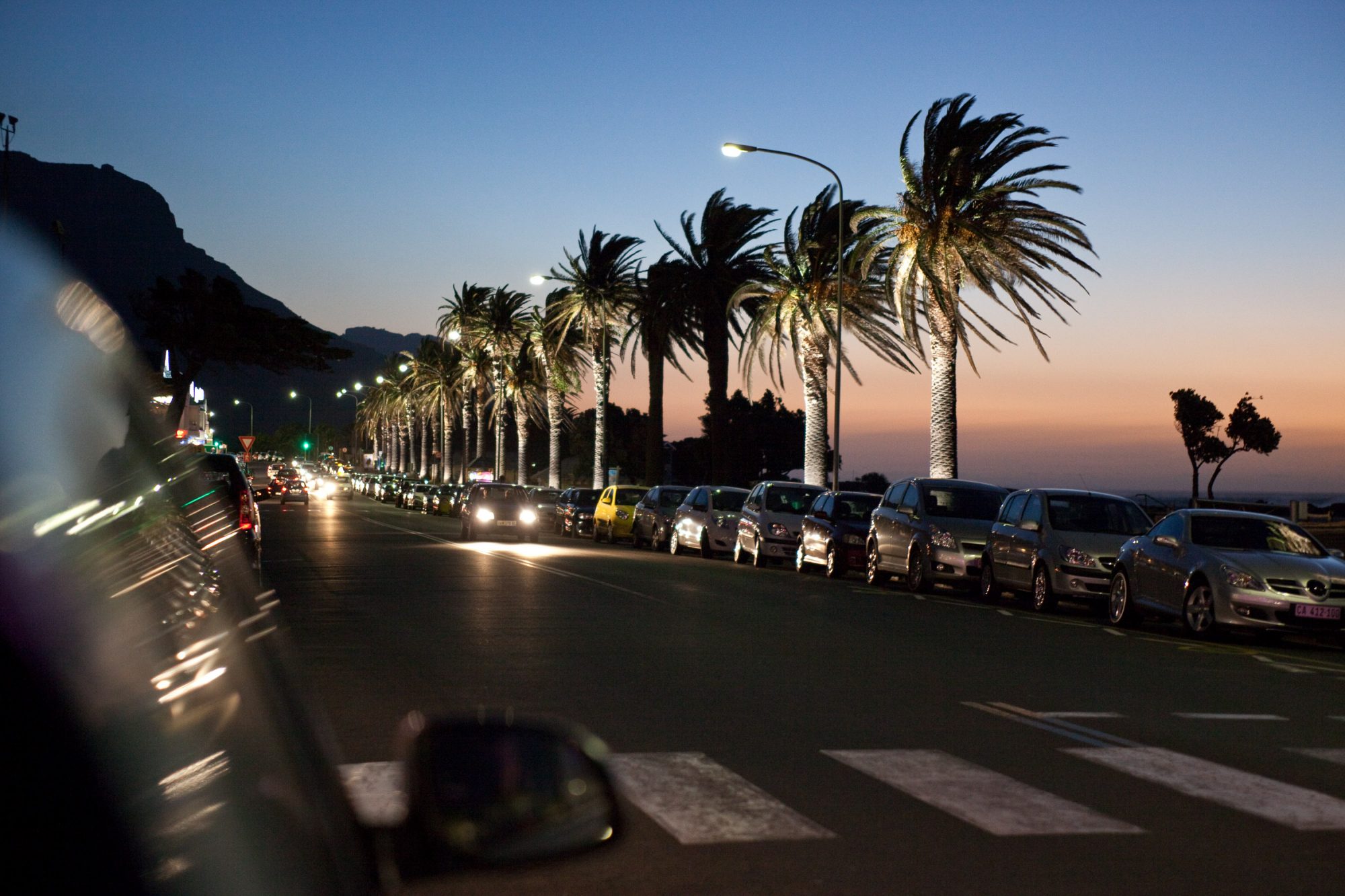 campsbay-promenade-autos-filmszeene