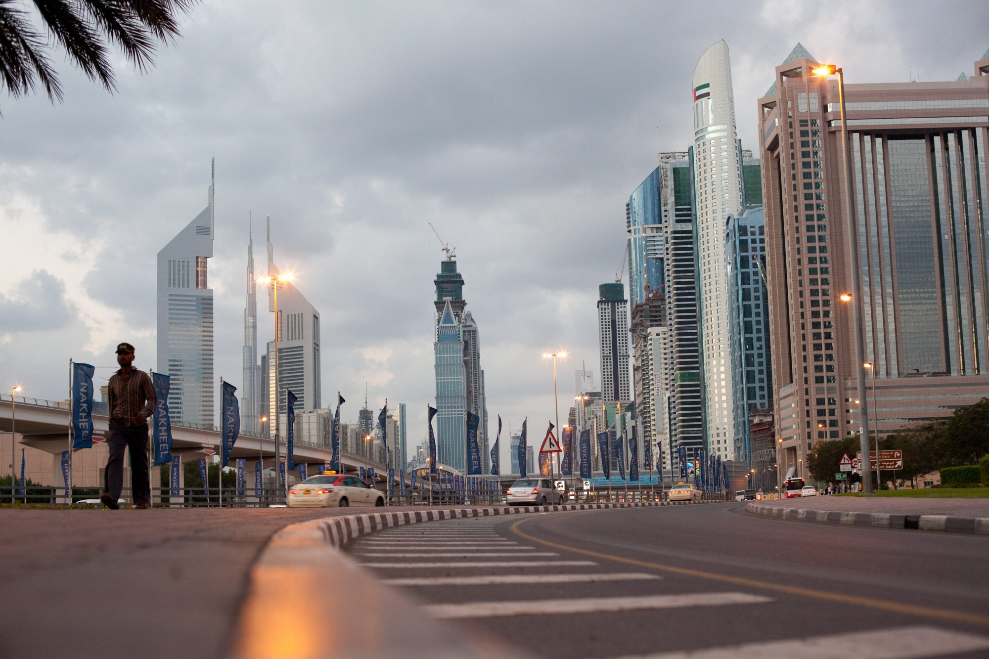 dubai-skyline-strassen-szeene