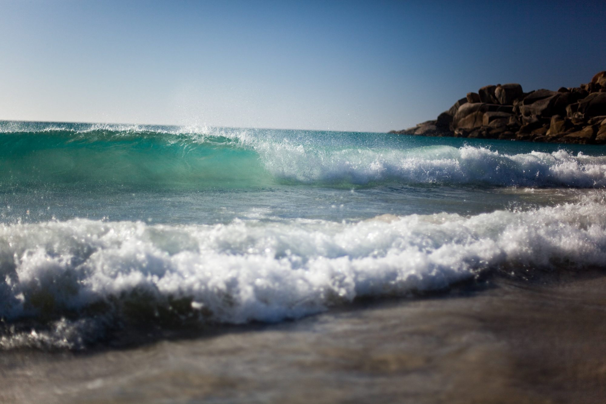 meer-wasser-wellen-ozean-gegenlicht