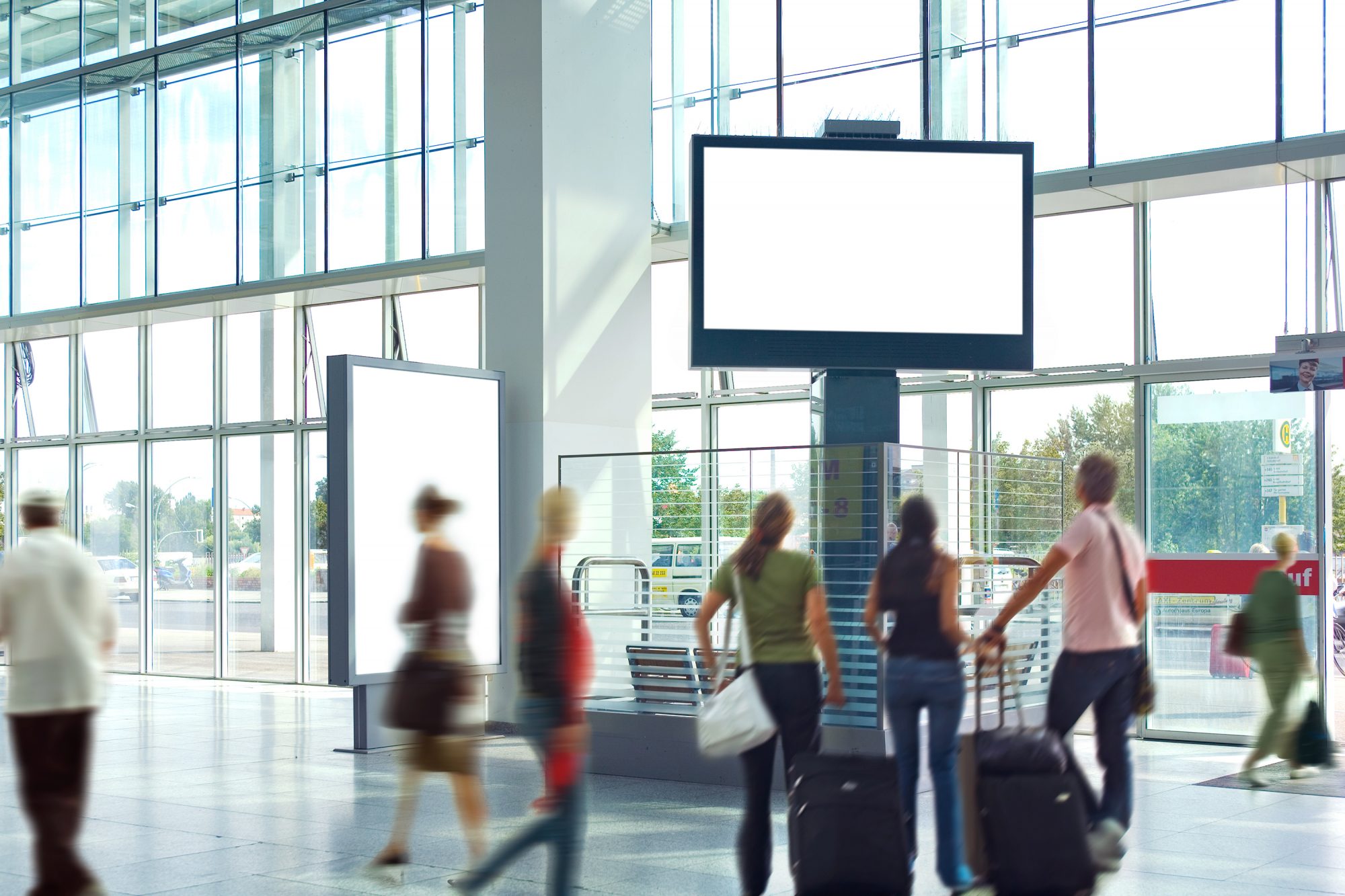 mokup-info-screen-city-light-werbe-fläche-indoor-menschen