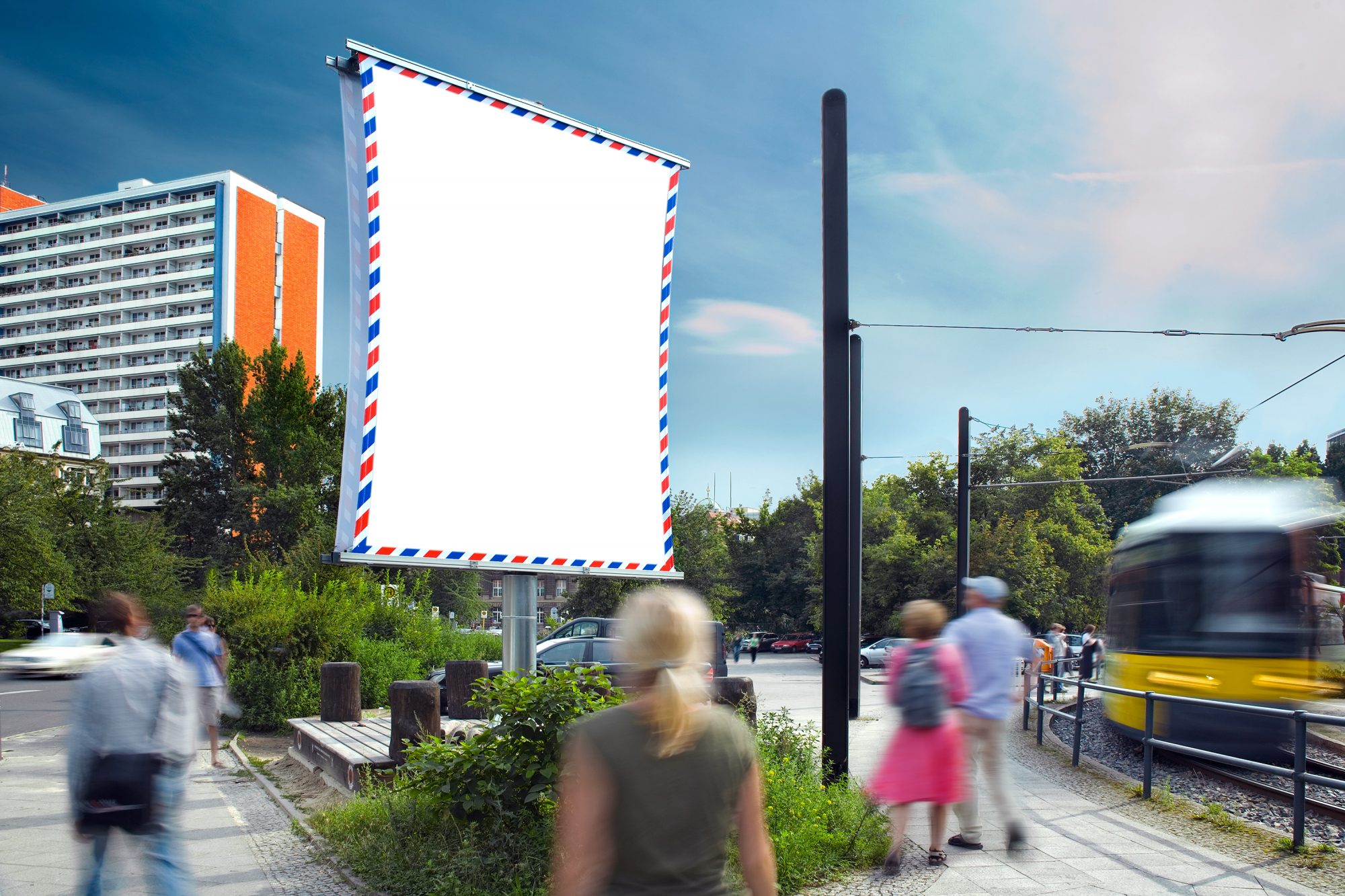 mokup-plakat-aussen-werbe-flaeche-fahne-menschen