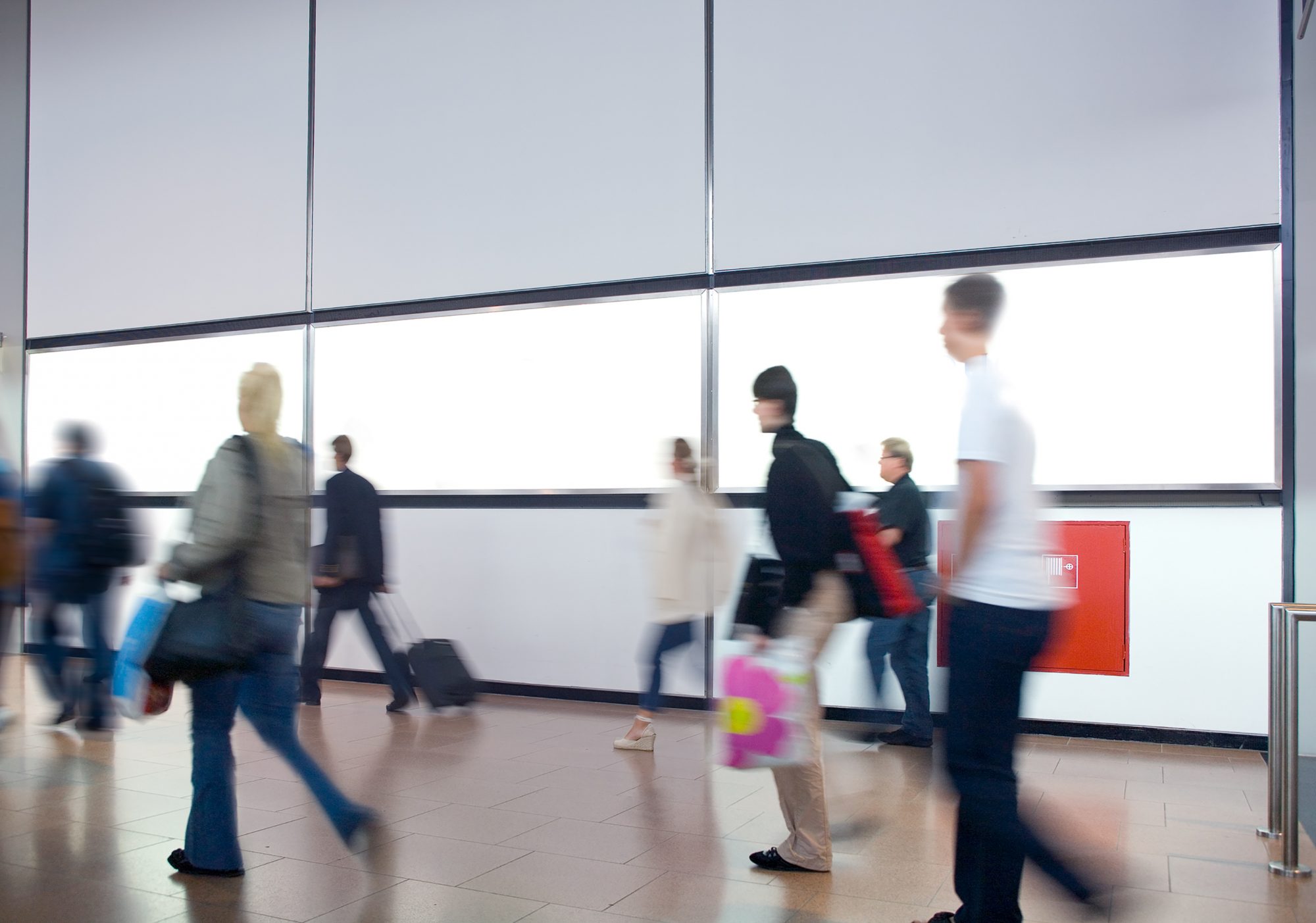 mokup-werbe-display-flaeche-menschen