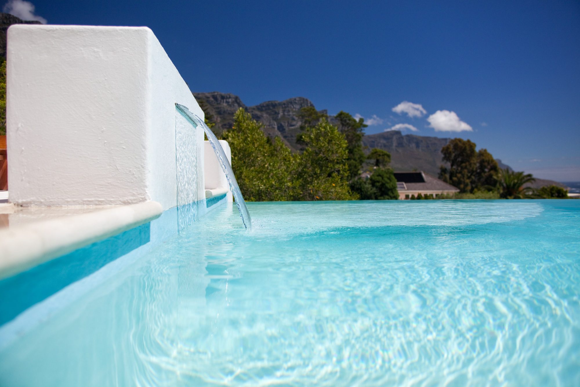 pool-wasser-klar-sonne-