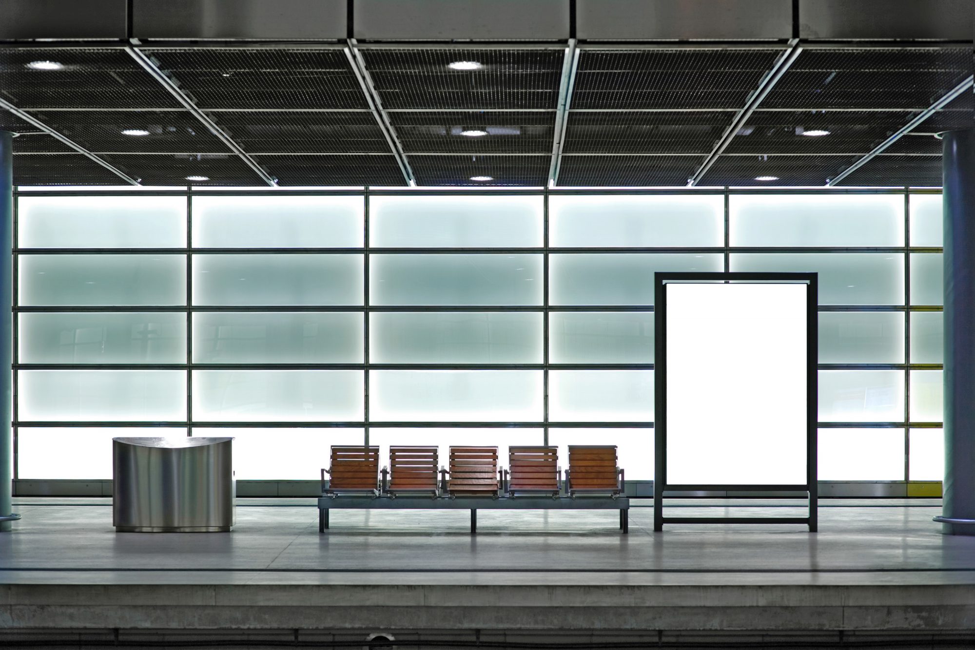 mokup-bahnsteig-sitze-city-light.-werbefläche