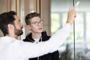 Mitarbeiter im Gespräch mit Kollegen
