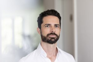 Mitarbeiter im Unternehmen mit Blick in die Zukunft