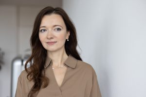 Mitarbeiterin im Unternehmen mit Blick in die Zukunft