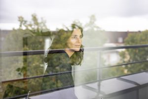 Mitarbeiterin im Unternehmen mit Blick in die Zukunft