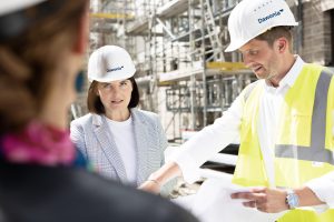 Bauleiter, Projektleitung und Architekt auf der Baustelle