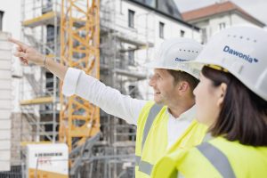 Bauleiter und Architekt auf der Baustelle