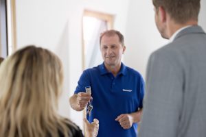 Hausmeister übergibt die Schlüssel an Mieter