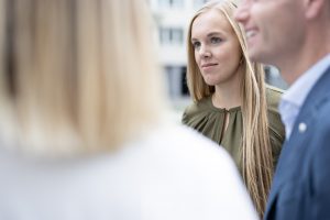 Junge Mitarbeiter diskutieren Nachhaltigkeit