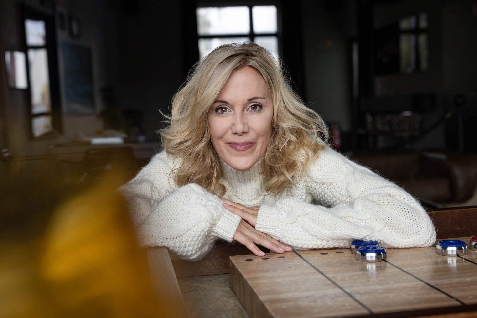 Nahes Porträt von Tanja Lipinski in einem hellen Strickpullover.